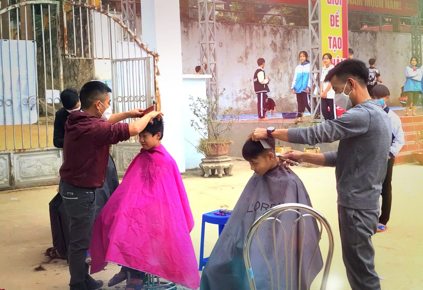 Tổ chức cắt tóc miễn phí cho các em học sinh